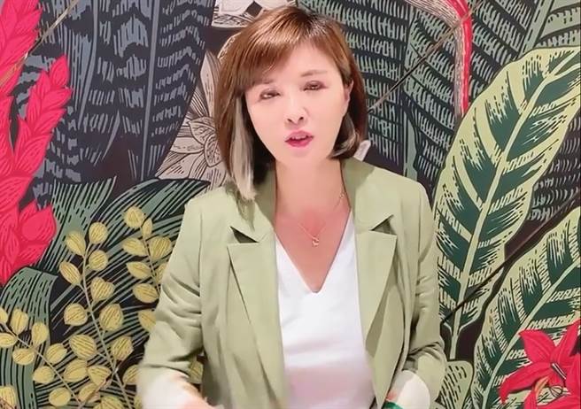 王欣儀還原現場狀況，表示遍地蟑螂很像蜜蜂群集。（圖／摘自王欣儀臉書）