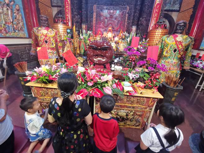 恒安宫妈祖邀请交陪境神尊做客，妈祖契子女也纷纷回庙祭拜祈福。（恒安宫提供／刘秀芬台南传真）