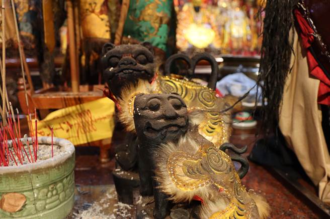 恒安宫的2尊虎爷公也首度请上供桌来接待各路神尊。（刘秀芬摄）