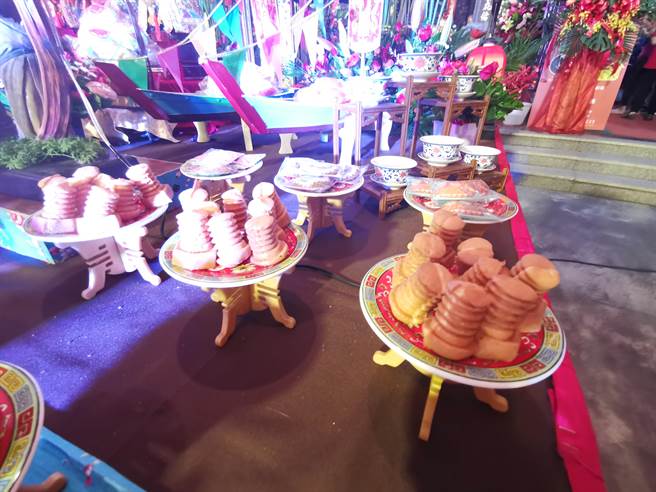 螺丝钉造型的鸡蛋糕供品。（刘秀芬摄）