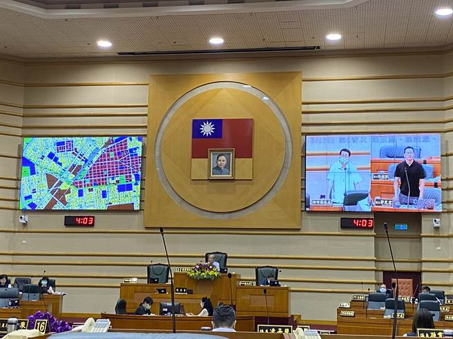 嘉义市议员郑光宏督促市府活化铁高工程计画周边土地。（廖素慧摄）