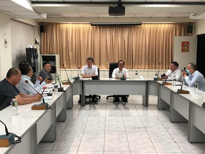 台北市警察局长陈嘉昌（右3）彻夜未眠，坐镇指挥侦办。（翻摄画面）