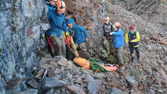 山搜人员将徐男大体搬运至品田山三角点。（新竹县消防局提供／罗浚滨新竹传真）