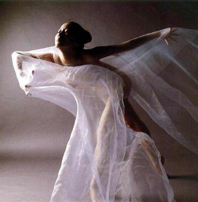 汤加丽当时拍摄全裸写真却遭炮轰。(图/翻摄自微博)