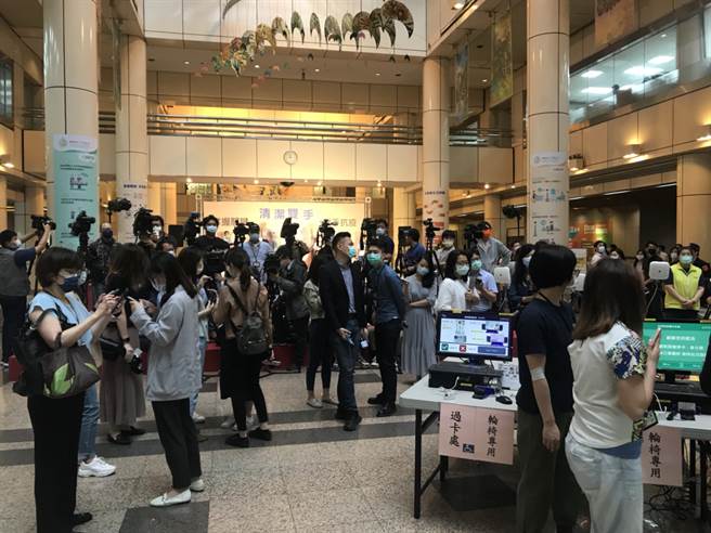 陈时中坦言社区可能存在新冠病毒，结果今天在台大医院大厅参加洗手记者会，现场人数眾多。(郑郁蓁摄)