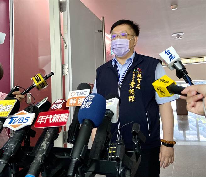 台中市府教育局副局長葉俊傑4日表示，曉明女中一周一次的朝會，沒有違反防疫規定。（盧金足攝）