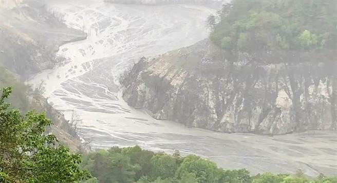 德基水库昨天虽然水位略升，但蓄水率仍只有3.3%，创新低纪录，乾到几乎见底。（民眾提供／陈淑娥台中传真）
