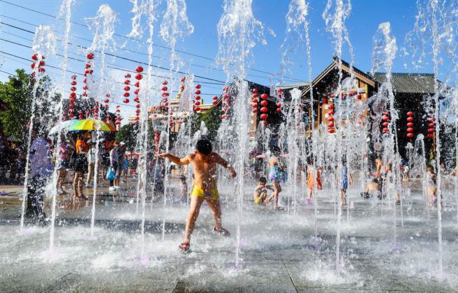 大陸今年「五一」小長假期間，因防疫形勢穩定、疫苗接種率提高，加上春節沒回鄉，全大陸客流量預計將達2.5億人次。圖為大陸民眾在包頭市黃河謠文化旅遊園遊玩。（新華社）
