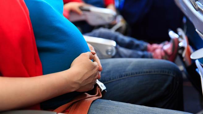 一名美國女子竟不知道自己懷孕29周，搭飛機時突然生產，嚇壞眾人。圖片為示意圖非本人。（圖／shutterstock）