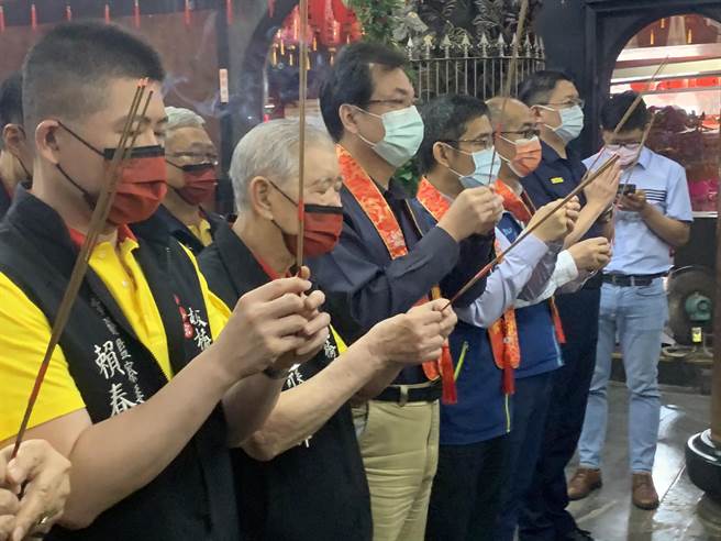 新北市副市长刘和然代表市长侯友宜到慈惠宫参拜祈福。（王扬杰摄）