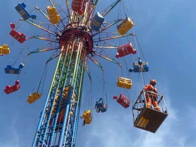 大陆央视指游客被困半空，旅行安保要瞻前不能滞后。图为河北省承德市一游乐场设备发生故障27名游客被困25米左右高空。（双滦印象微信公眾号／北京日报）