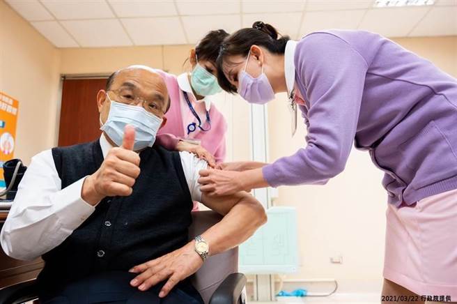 行政院長蘇貞昌3月22日赴台大帶頭施打AZ疫苗。（資料照／行政院提供）