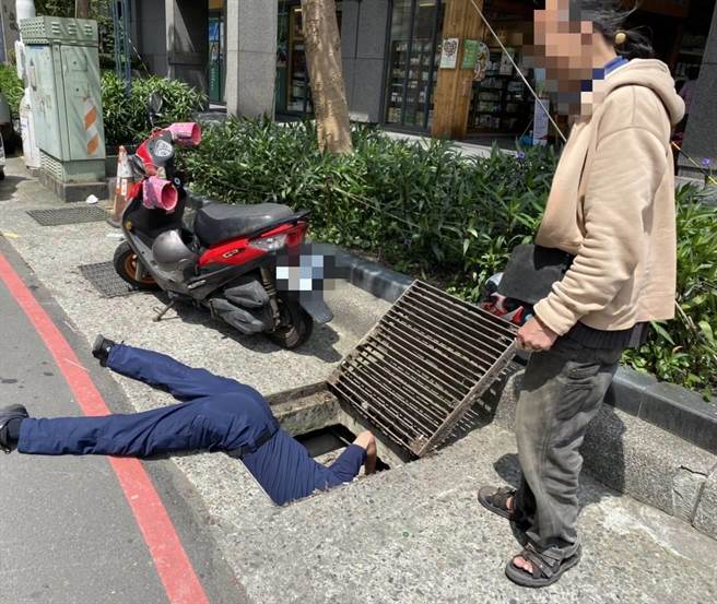 基隆市一名男子祖傳戒指掉入水溝，警方用通槍條取回。（基隆市警局提供／陳彩玲基隆傳真）