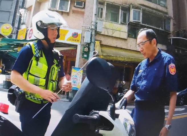 基隆市一名男子祖傳戒指掉入水溝，警方用通槍條取回。（基隆市警局提供／陳彩玲基隆傳真）