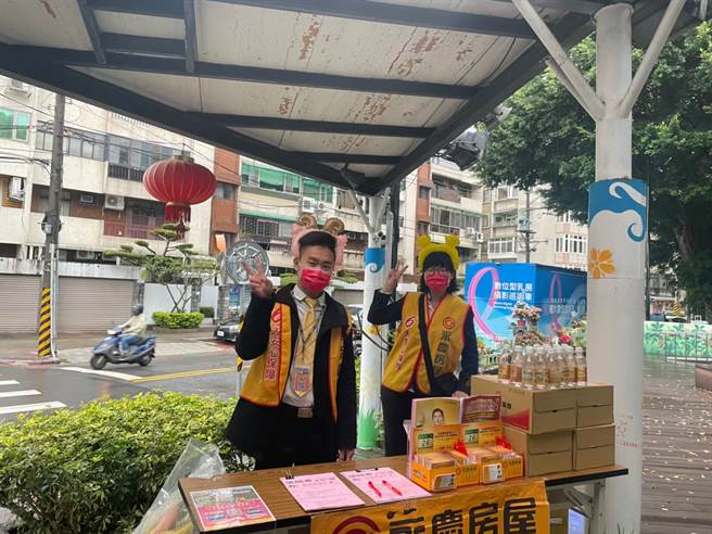 瑞珉（圖左）與同仁協助里長舉辦健康檢查活動，並利用各種資源和創意把每一次活動都做到最好！(圖/永慶房屋提供)