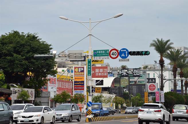 台南市政府交通局重新設定全市1300處紅綠燈上下午尖峰時段的周期，希望降低號誌不連鎖的問題。（洪榮志攝）