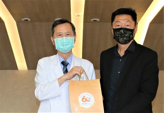 許惠恒院長致贈北投區于保雲區長禮物。（北榮提供）