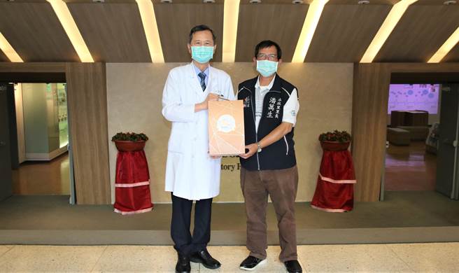 許惠恒院長致贈永欣里里長潘萬生禮物。（北榮提供）