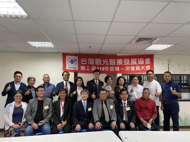 台湾观光医疗发展协会日前选出精神科医师许景琦（前排右三）为新任理事长。（冯惠宜摄）