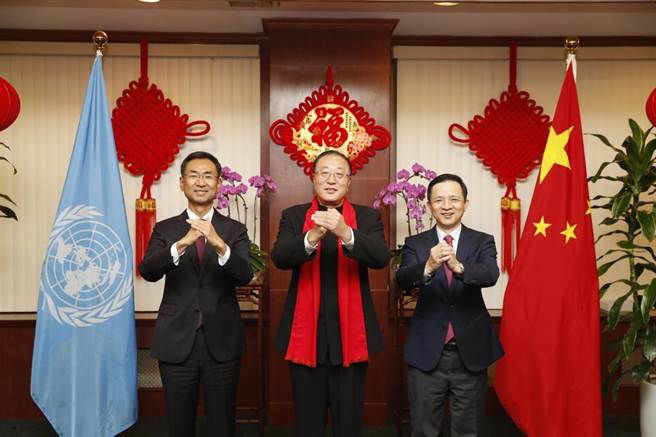 中國常駐聯合國代表張軍（中）。（摘自中新社）