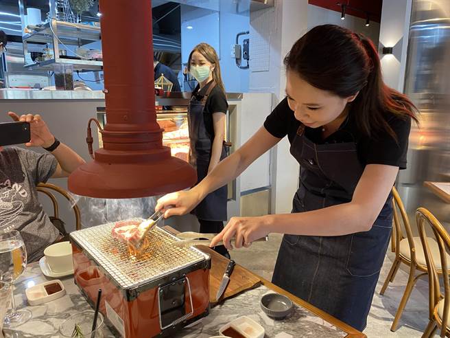 EARTHA烧肉餐酒馆由师傅悉心手切肉品，专职烧肉师桌边直火烧烤服务，客人只需恣意品享美馔、尽情畅谈，在炭火熏香间，轻松畅快品嚐炭烤至最佳熟度的肉品。（冯惠宜摄）