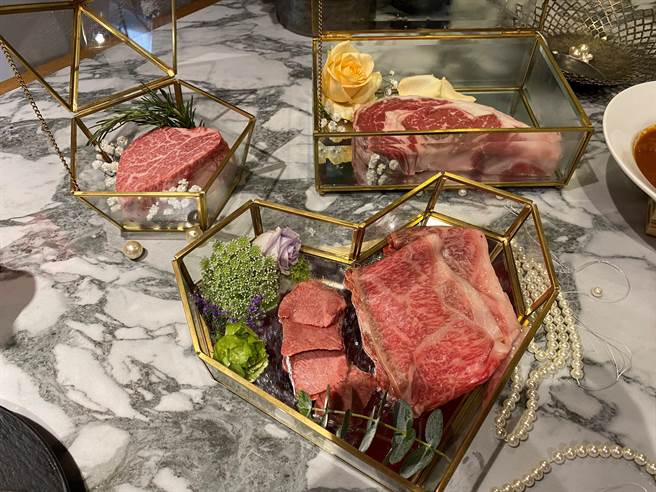 EARTHA以对待精品的心料理烧肉，悉心修切肉品后以珠宝盒盛装上桌。（冯惠宜摄）
