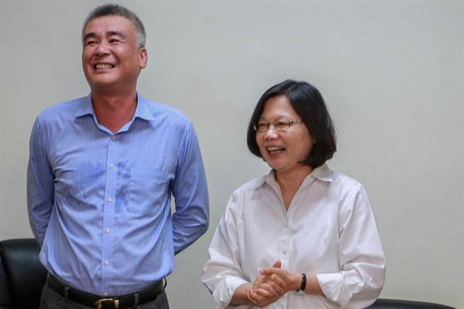 竹东镇代会主席陈昌平（左）涉LED路灯汰换採购贪瀆案，检方依贪污治罪条例等罪嫌提起公诉。（罗浚滨摄）