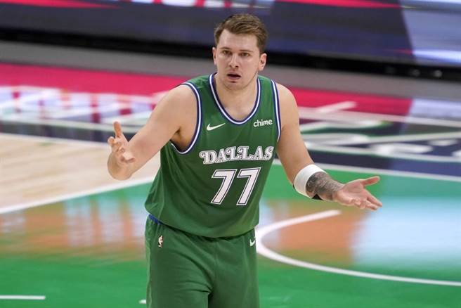 独行侠后卫东契奇累积15次技术犯规，再1次就要被禁赛1场。（美联社资料照）