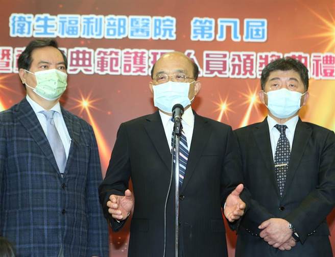 蘇貞昌（見圖）4日出席衛福部立醫院頒獎典禮，會前接受媒體聯訪時表示，任何有黑道向餐廳或警察丟蟑螂的行為都絕不容忍，政府絕對會嚴懲不法、大力掃黑。(陳怡誠攝)
