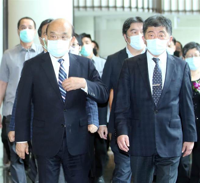 行政院长苏贞昌（左）4日出席卫生福利部医院第八届优良暨资深典范护理人员颁奖典礼，会前受访时表示，这已是政府释出的最大诚意，希望还坚持非迁移不可的朋友多一点了解，转而支持院版方案，图右为卫福部长陈时中。（陈怡诚摄）
