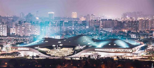 2022台灣燈會在高雄，將有雙主場。圖為衛武營夜景。（衛武營提供）