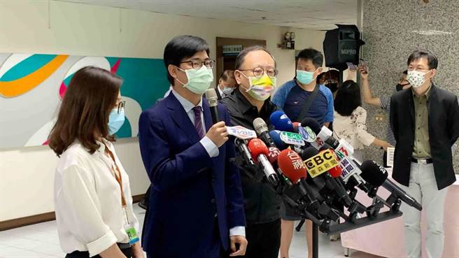 高雄市長陳其邁（中）表示，台灣燈會在高雄，將成為全球焦點。（柯宗緯攝）