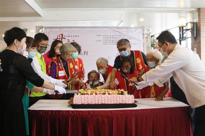 高龄98岁黄阿嬷在70多岁女儿陪伴下，一起欢度母亲节。（陈淑娥摄）