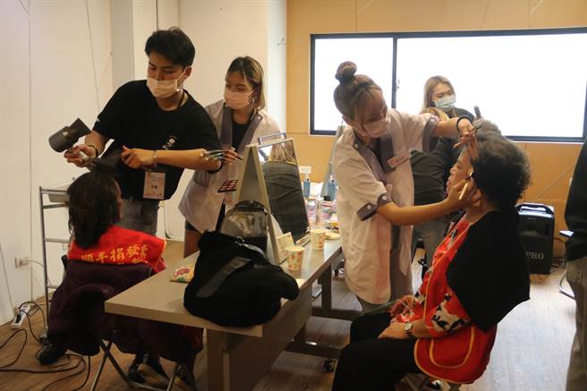 独居长辈走进校园，由学生一起陪同阿嬷提早过节，包括制作养生蛋糕、洗髮吹整、美妆美甲、肩颈按摩放松。（陈淑娥摄）
