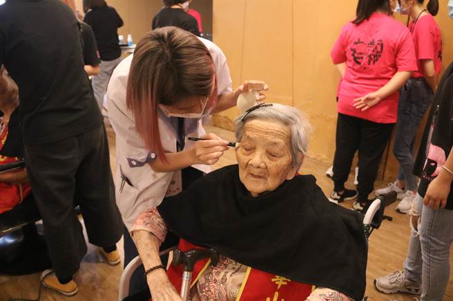 独居长辈走进校园，由学生一起陪同阿嬷提早过节，包括制作养生蛋糕、洗髮吹整、美妆美甲、肩颈按摩放松。（陈淑娥摄）