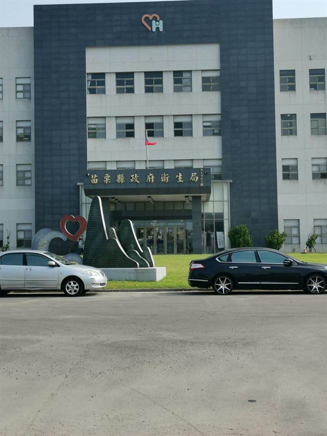 苗栗縣長徐耀宣布從今天起，苗栗縣疫情指揮中心提升為1級開設。（謝明俊傳真）