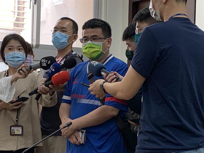 針對雙北警局長餐敘的餐廳櫃台被黑衣人潑蟑螂一事，基層員警石明謹認為不是對警察挑釁，但對治安形象有很大傷害。（林縉明攝）