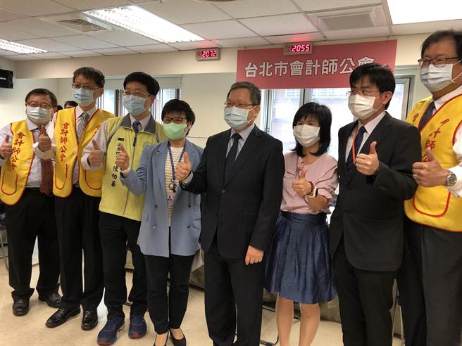 财政部长苏建荣（右４）视察民眾报税情形（图／吴静君摄）