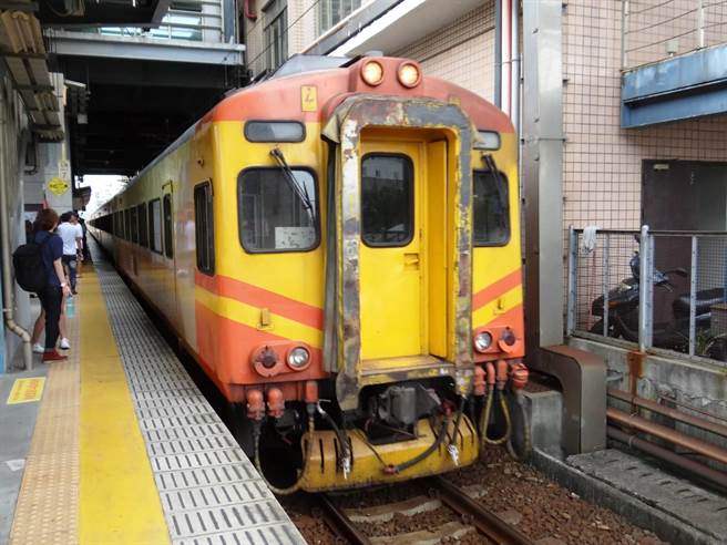 4月11日台铁126次自强号EMU300号在中坜站发生车底起火事件(台铁局提供)