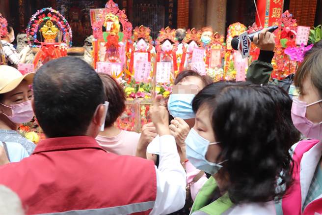 新北市长侯友宜今到三重义天宫参拜祈福，顺便宣导防疫，未料却遇上女信徒未戴口罩，庙方人员被吓坏，急喊「谁有口罩」找救兵，最终女信徒自行拿出口罩配戴，频频向市长道歉，化解尷尬气氛。（蔡雯如摄）