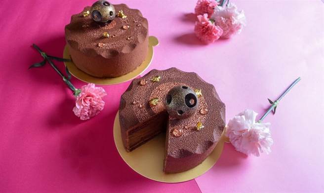 圓山大飯店母親節蛋糕「濃情鉑金巧克力三重奏慕斯」，以法國海鹽、瑞士榛果與巧克力完美融合的慕斯，打造出層次分明、香濃馥郁的口感與風味。（圖／圓山飯店）
