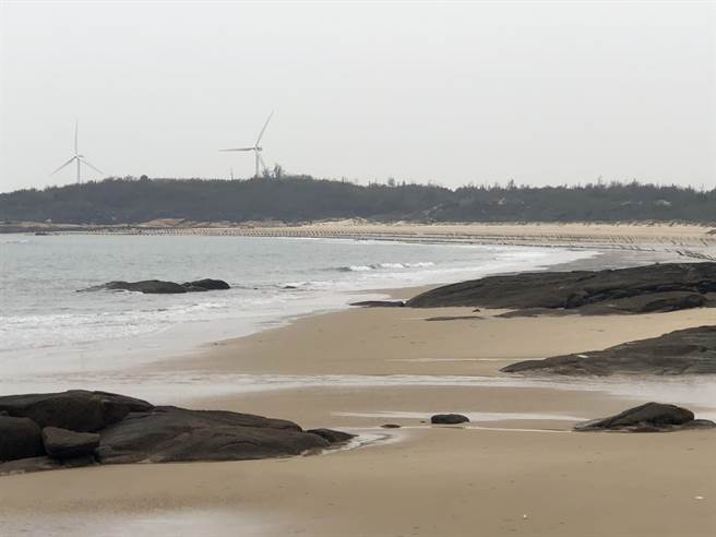 坐落于两端岬角的湖山湾，原有1座天然渔港。（李金生摄）