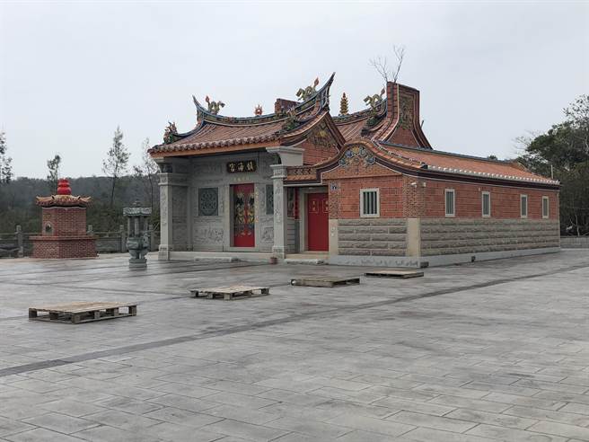 湖山湾在山后新建的镇海宫，近期将恭奉神明奠安醮庆。（李金生摄）