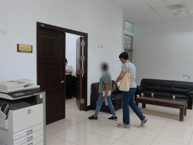 庄姓妇人不愿缴纳235万元的欠税和罚锾，惨遭管收，所幸女儿乖乖把母亲私下处分给她的寿险到期保险金50万元缴回，才让庄妇能离开管收所，回家过母亲节。（彰化分署提供／谢琼云彰化传真）