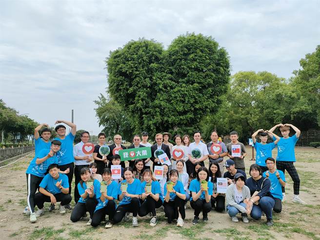 彰化大叶大学门口西侧停车场，有一棵超过3层楼高的巨大爱心树，近来吸引许多网美朝圣，适逢五月母亲节到来，大叶大学特别推出爱心树感恩活动。(吴建辉摄)