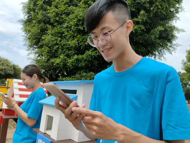 高志权同学在现场打电话给母亲，害羞的告诉妈妈一句「辛苦了、我爱你」，让妈妈又惊又喜。(吴建辉摄)