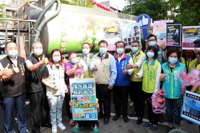 台南市长黄伟哲向民眾宣导节约用水及善加利用回收水。(台南市经发局提供／刘秀芬台南传真)