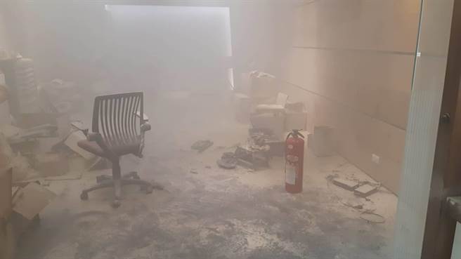 电动自行车公司展示锂电池疑似不明原因自燃，员工直接用灭火器将火势扑灭。（民眾提供／袁庭尧高雄传真）