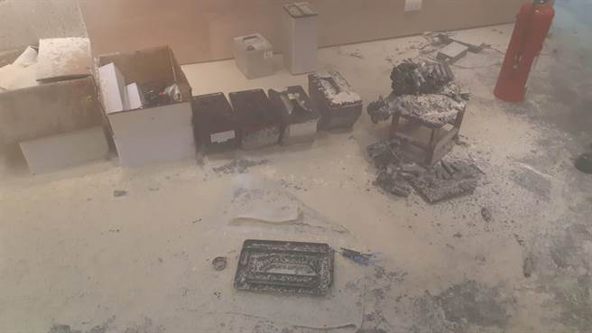 电动自行车公司展示锂电池疑似不明原因自燃，员工直接用灭火器将火势扑灭。（民眾提供／袁庭尧高雄传真）