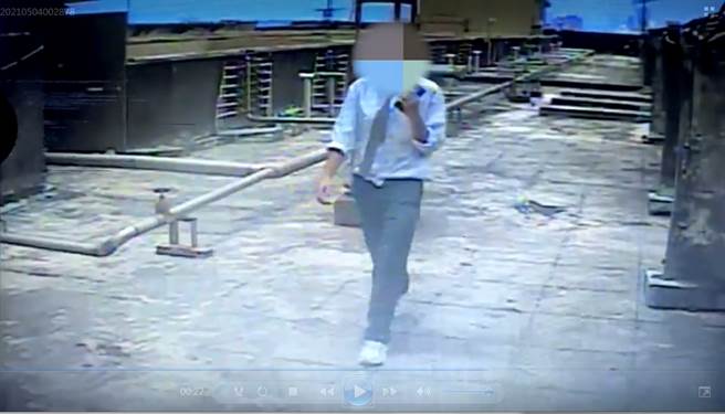 万华警方日前获报，西寧南路某大楼顶楼遭人闯入，陆续砸毁上面的监视器、自来水开关及照明灯。（撷取自影片）